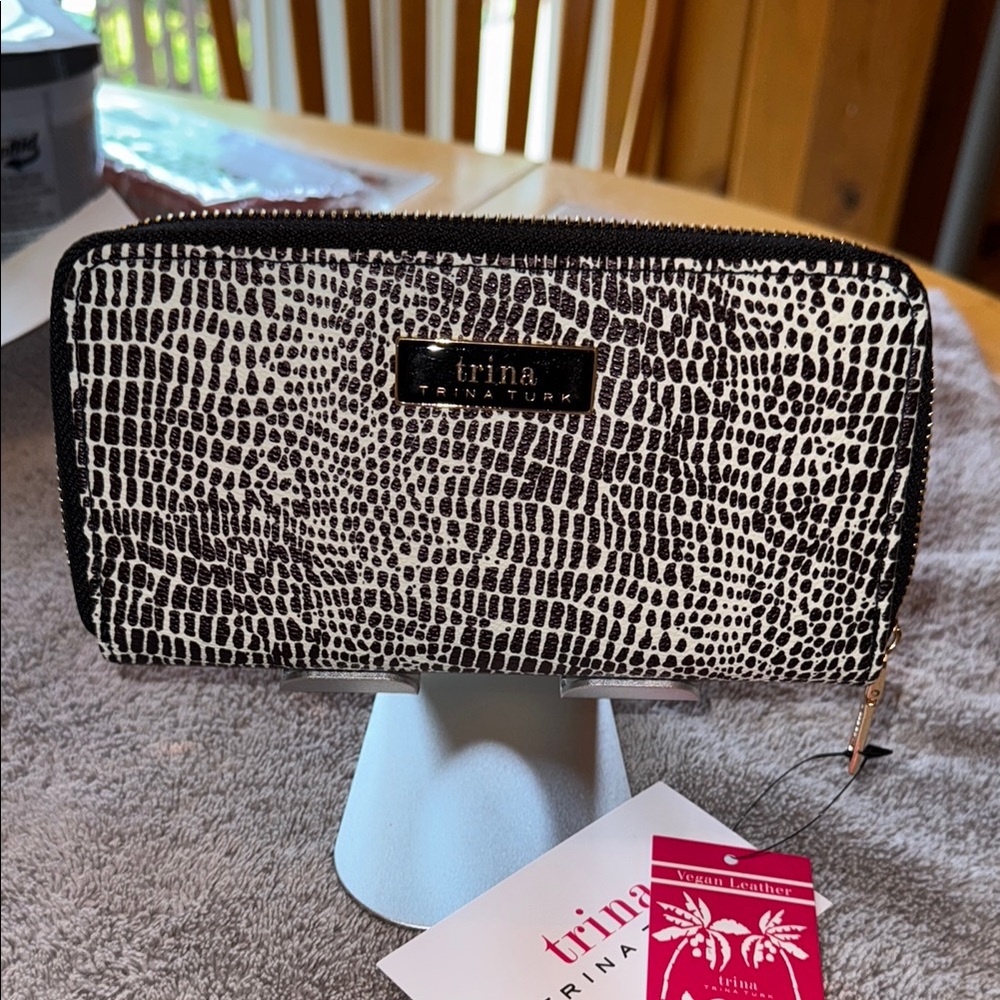 Trina Turk Monochrome Textured Wallet Box Included.